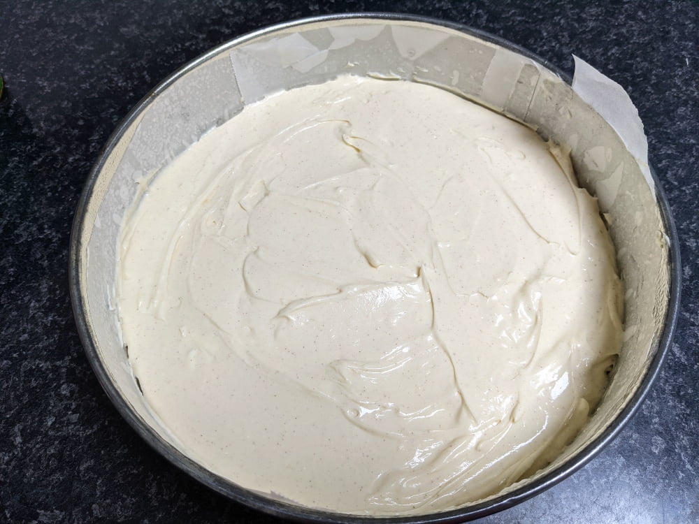 making a cheesecake